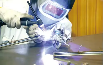 加工作業をする従業員