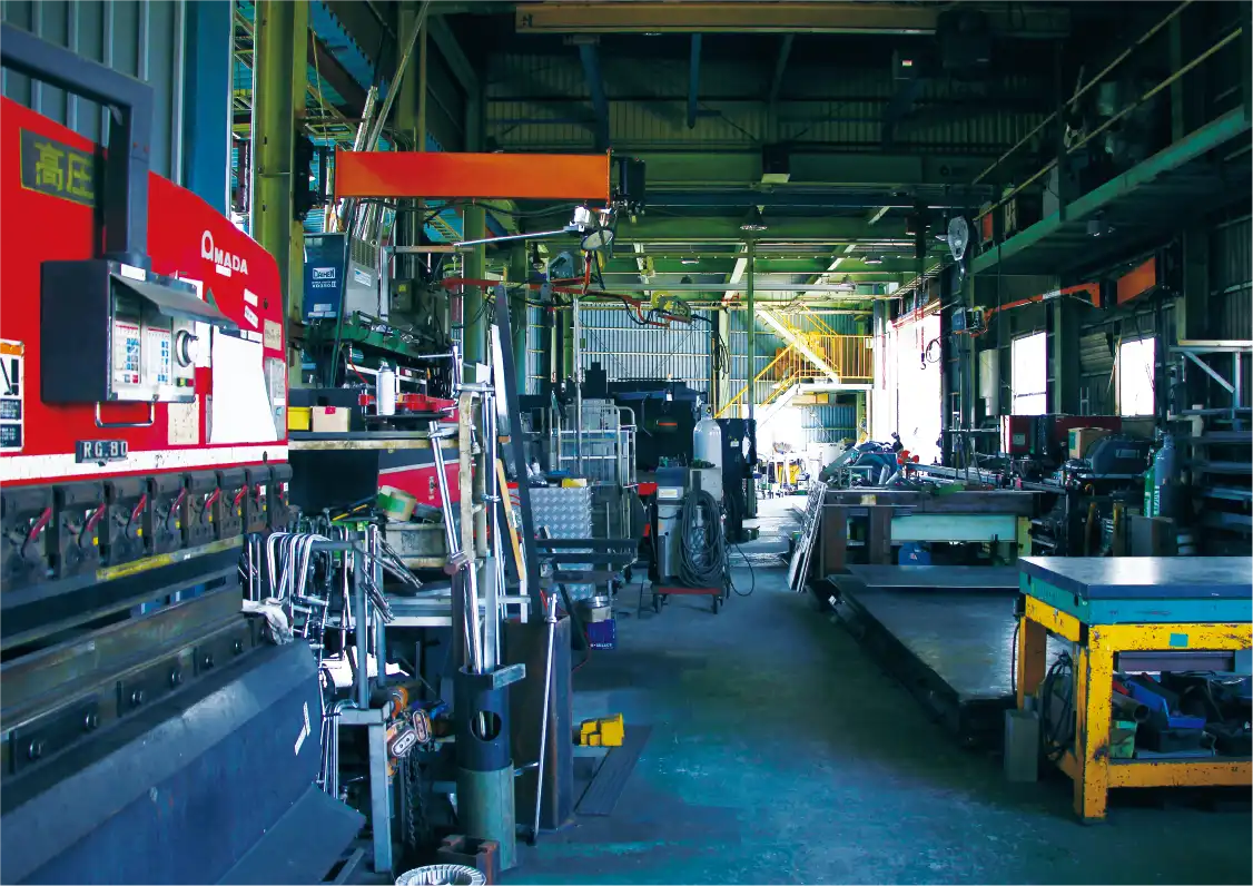 設備が並んだ工場内部の様子