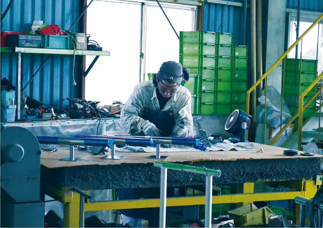 加工作業をする従業員