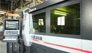 ファイバーレーザー加工機